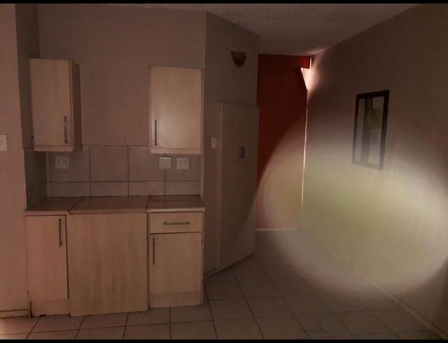 2 BEDROOM PROPERTY TO RENT IN KEMPTON PARK CENTRAL